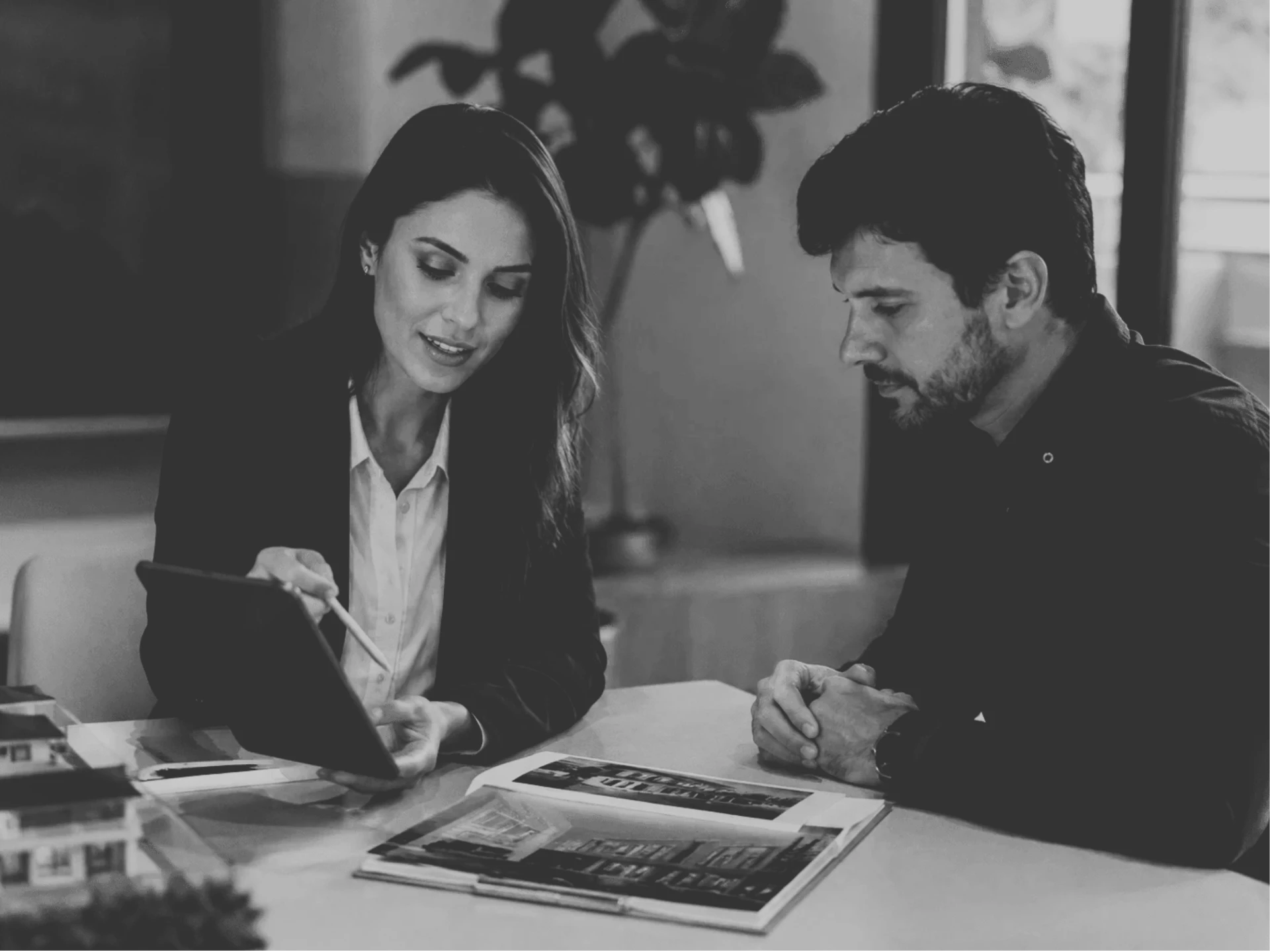 Especialista analisando um empreendimento com um cliente